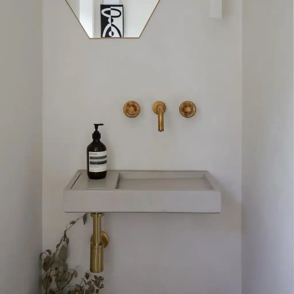 Kast Concrete Basins Flor Waschbecken wandmontiert, hellgrau, versetzter Ablagebereich kompakt