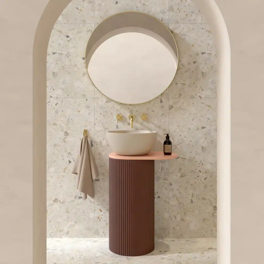 Kast Concrete Basins Orme Standwaschbecken freistehend, beige, rundes Becken gerippte Basis rosa Ablage